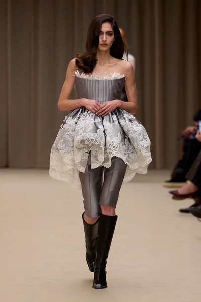 Look 16